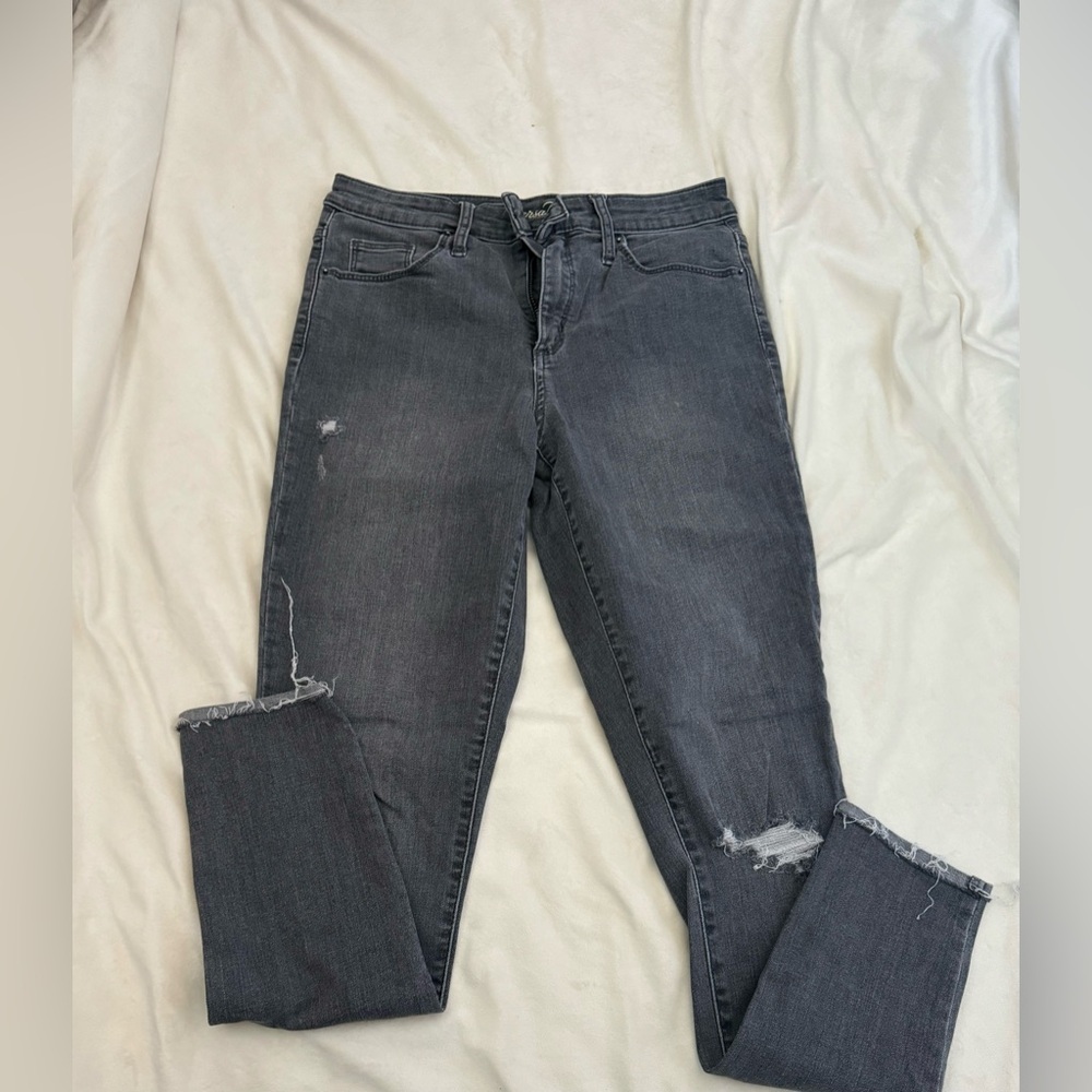 UNIVERSAL THREAD Gray distressed Skinny Jeans, Size 4/27R